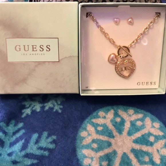 GUESS 18” Gold Heart Pendant Necklace - Picture 2 of 4